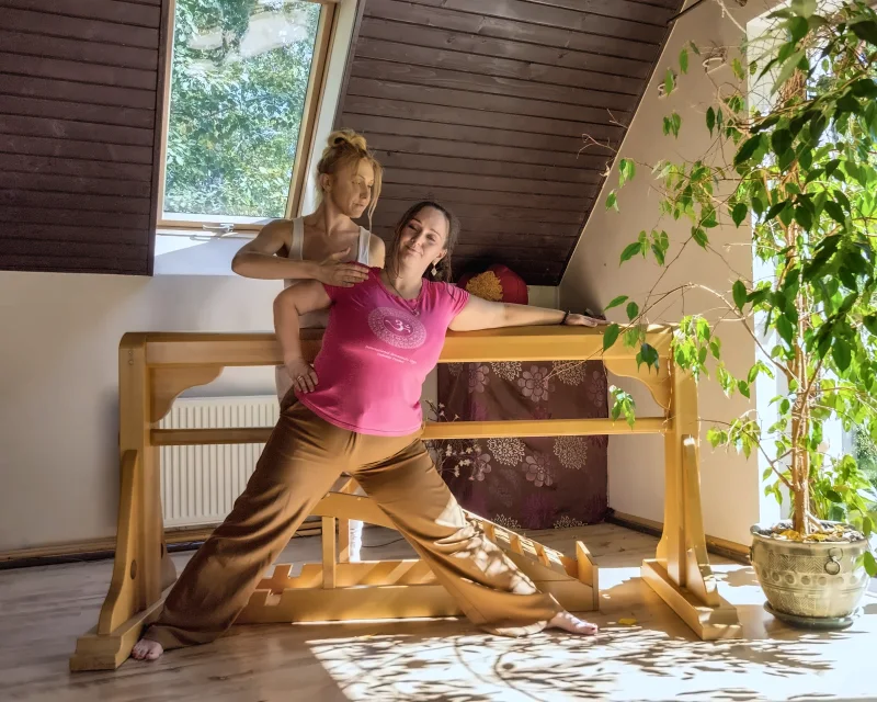 Asysta przy wykroku z rozciąganiem przy drewnianym drążku