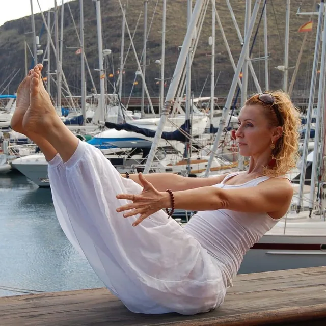 Pozycja łódki (navasana) w porcie
