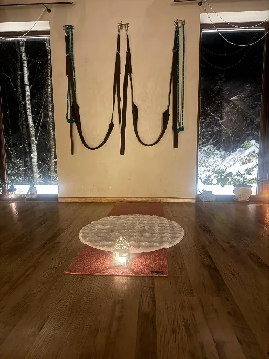 Sala do jogi z hamakami i świecami